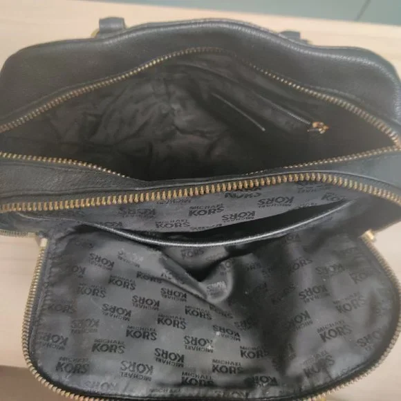 Vintage Michael Kors Black Leather Purse. Multiple Pockets. Sturdy Stitching. - Picture 9 of 10